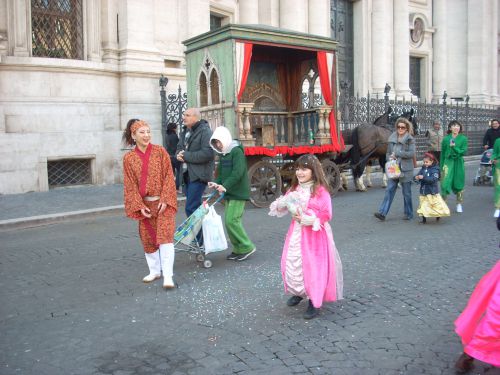 仮装した子供も踊るパレードに参加する