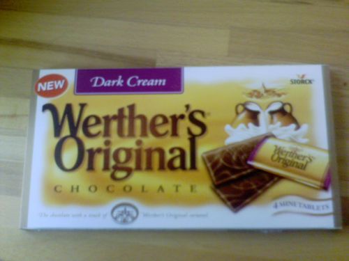 ウェルダース オリジナルのチョコレートの箱 ダーククリームの他にミルクとヘーゼルナッツ風味もあります。NEWマークが付いています。