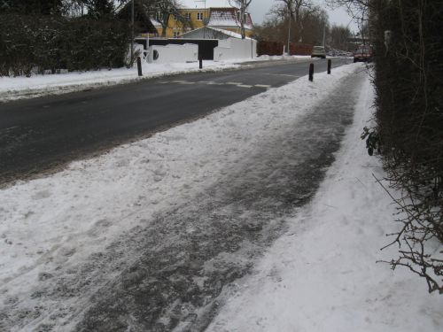 数日後かなり降り積もった雪をきれいにした歩道