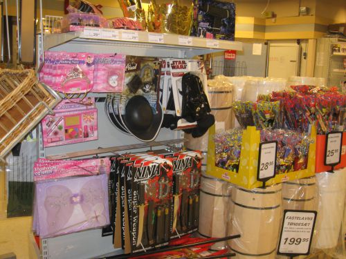 スーパーでも衣装の他に樽や棒なども売っています
