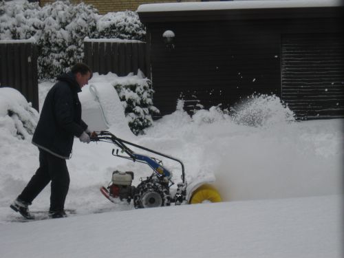芝刈り機のような雪かき機