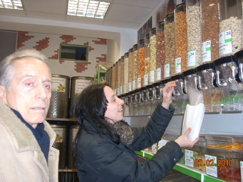 ピスタチオを袋詰めする経営者の一人のアレッサンドラさん