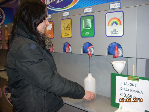 皿洗い用のエコ洗剤をボトルに注入中