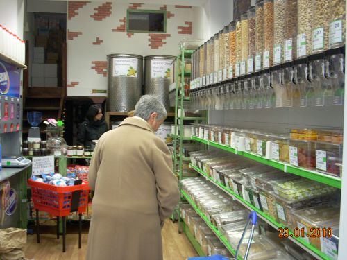 店内で商品を選ぶ常連客の老婦人