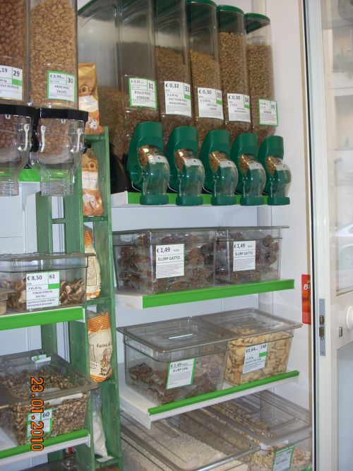 店内入口近くのペットフーズコーナー