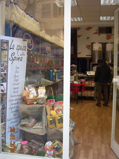 店の入口、正面のスーパーに対抗しわざと看板をつけなかった