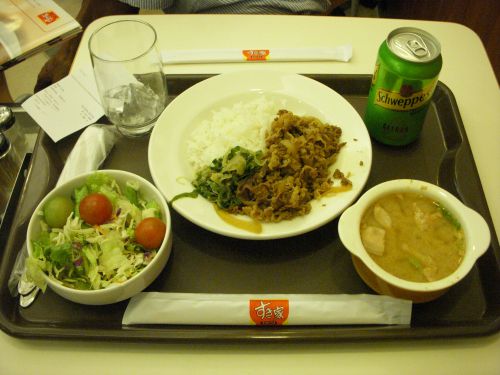 豚汁セット(牛丼は小)。11レアル(約550円)。牛丼にはコウビ(ケール)の炒め物も添えられている。