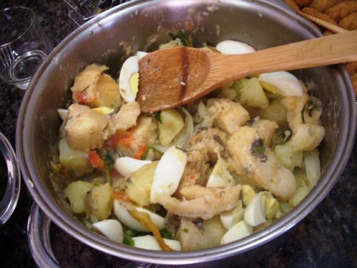 ジャガイモと卵を炒めたシンプルなバカリャウの家庭料理