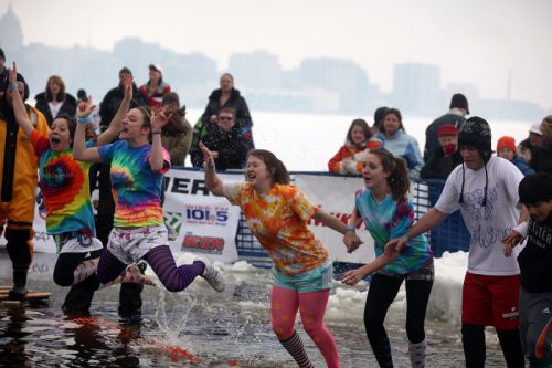 凍っている湖に穴を彫ってジャンプ！