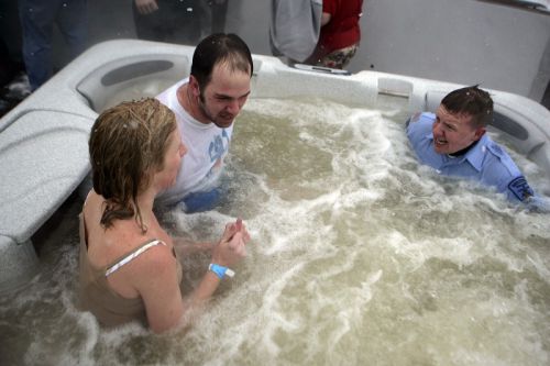 湖から上がったら、ジャクージで体を温めます