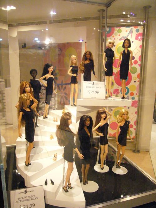 黒いドレスに身を包むバービー達