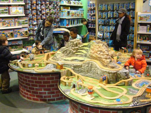 こどもたちが遊びに夢中