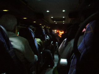 夜写真を撮ったので暗いですが、バスの中はこんな感じです