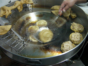 黄金色に揚げられた左上のタコス・ドラドス。手前右がソペス