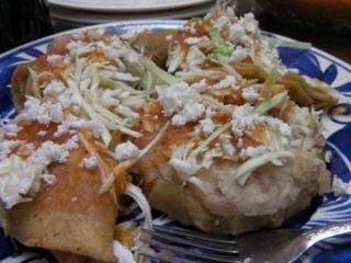 タコスもソペスも、こんがり揚がったらレタスとチーズ、サルサをかけて