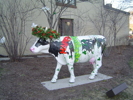 雪が融けて花が咲き始めた時の牛