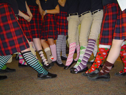 月曜日に制服をいつものように着なくてはいけなかったが、靴下はなんでもよかったです
