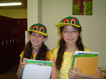 双子の日に生徒が友だちと同じ格好をしました