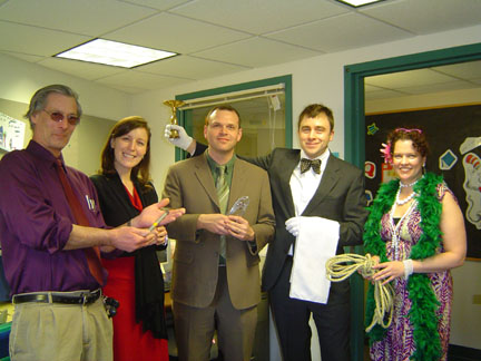 先生も参加しました。この日は「有名な人デー」だったので、何人かがクルーというゲームにでてくる人のコスプレイをしました。ミススカーレットやプラム先生などの真似がありました