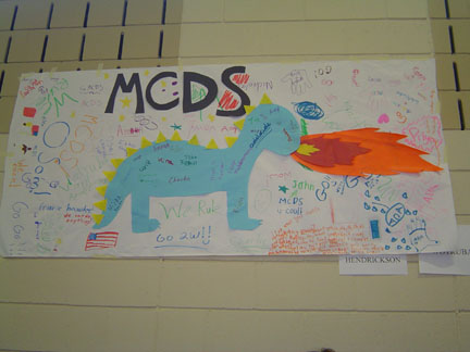 各クラスが「愛校のポスター」を作って廊下で飾りました