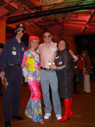 この間PTAが開いてくれたパーティーで撮った写真。テーマが「１９６０’s and １９７０’ｓ　ダンスパーティー」でしたが、雰囲気を作るため、PTAの人がこのような仮装をしました。