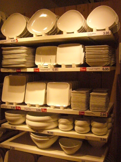 色々な白い食器。安いものは約300円から