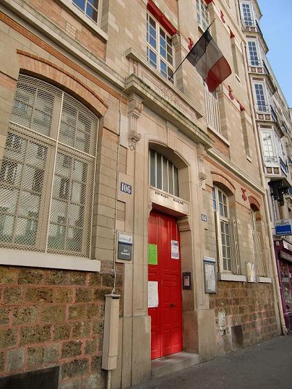 パリ市内の大抵の学校は、住宅やショップなどの間に隣接している