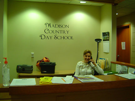 フロントで電話に出ている生徒のお母さん