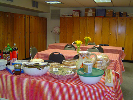 毎月一回、ひとつの学年のご両親が感謝を込めて昼ごはんを用意してくれます