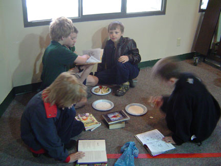 PTAがごちそうしてくれたベーグルなどを食べて読書をエンジョイする小学生