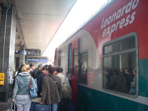 テルミニ駅の空港直通列車に乗り込む人々