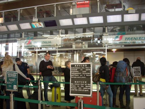 テルミニ駅構内で鉄道チケット売場に並ぶ人々