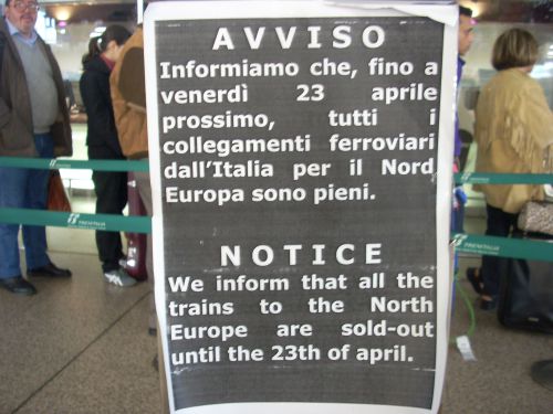 鉄道チケット売場に掲示される北欧行き列車満席の警告