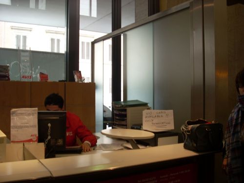 テルミニ駅構内のAvisレンタカー窓口にはNo carの張り紙