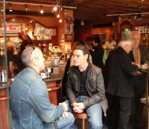 サン・ジョルディ祭の旧市街のカフェの様子