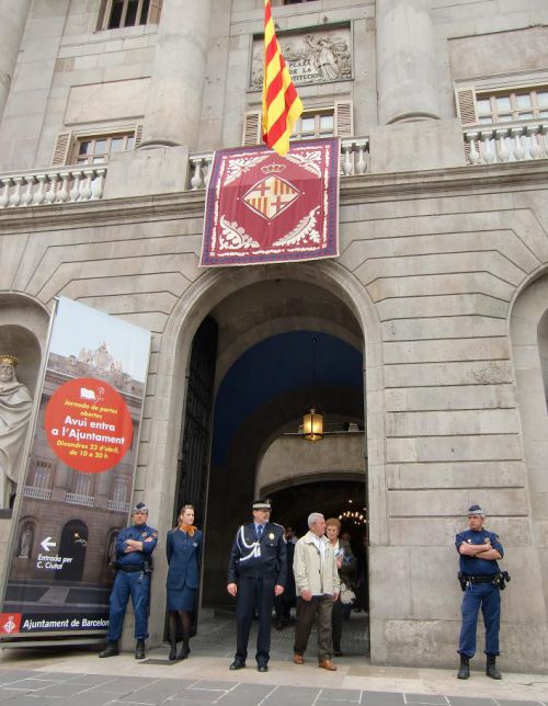 市役所正面。旗の色に注目!パンとそっくりでしょう?