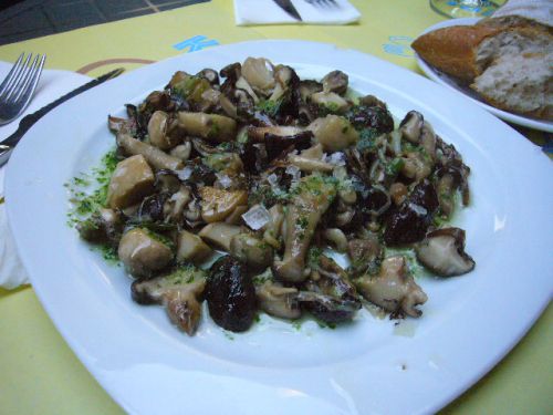 きのこのソテー。大きなピラミッド型の塩がちりばめてあります