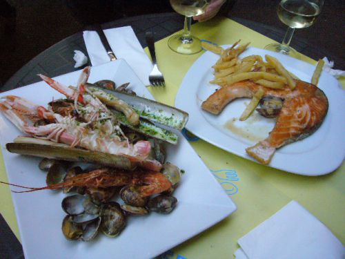 左が魚貝の盛り合わせ。右がサーモン