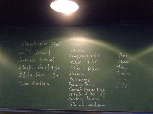 平日にはランチメニューもありますが、スペイン語なので読めません