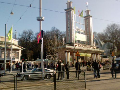 開園初日、混雑するエントランス付近