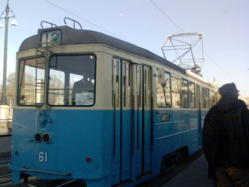 リーセベリに行くための可愛らしい路面電車もオープンと同時に運行　料金は大人20クローナ（270円）市民が利用する一ヶ月券や割引チケットなどは適用対象外となるため、利用者の多くは観光客です