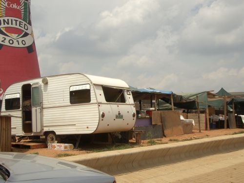 工事現場の前には、労働者のための屋台が並んでいました