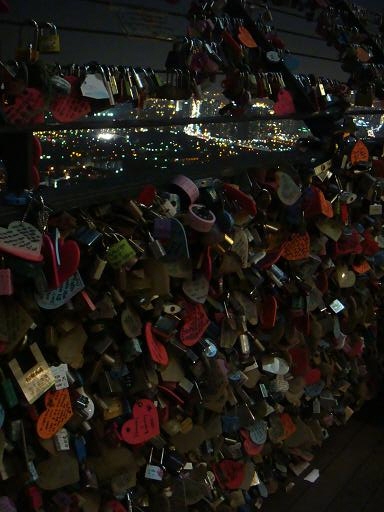 愛を誓った鍵がたくさんフェンスについています