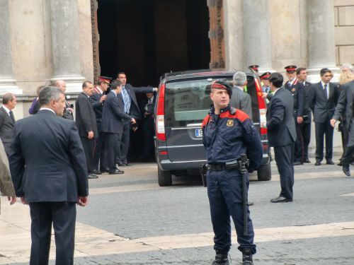 サラマンチ氏の棺が、バルセロナにある自治政府庁に運ばれました