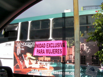 「女性専用」とピンクの幕でアピール