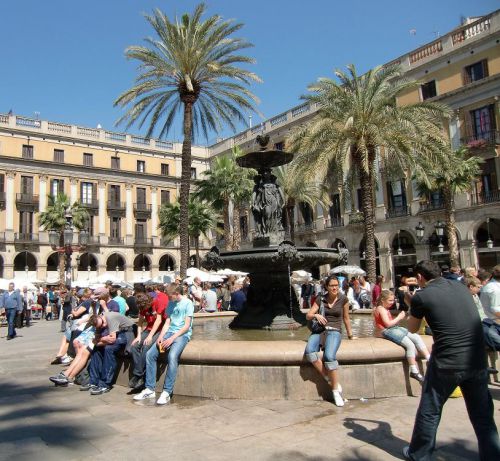 スペイン人建築家らによって造られた「Placa Reial(レイアール広場)」