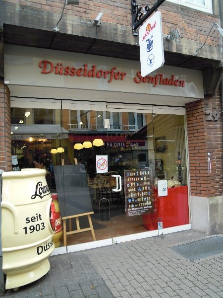 お店の外観。デュッセルドルフの旧市街地にあります