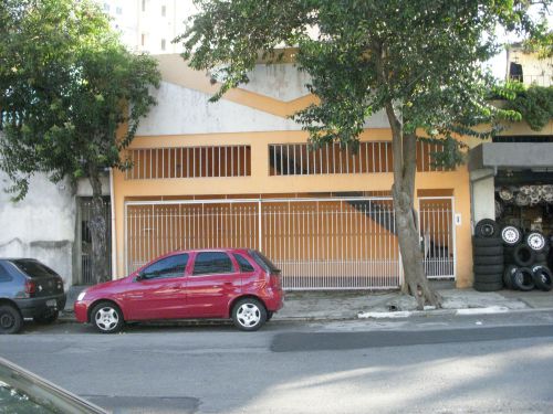 簡素な家の正面はからは想像できない裏庭が広がっていることがあります