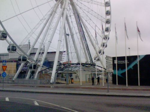 近くから見るとこのような感じです。観覧車の左後方に見える建物がヨーテボリのオペラ座です。