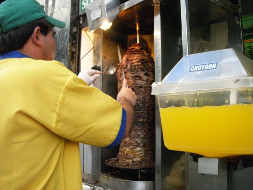 シュラスコ・グレーゴ（ギリシアの焼肉）を切る様子